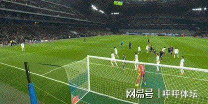 关于詹姆斯在法国队比赛中比分优势明显曼城清晨临场应变，媒体一致点评：今夜防线松动引欢呼的信息